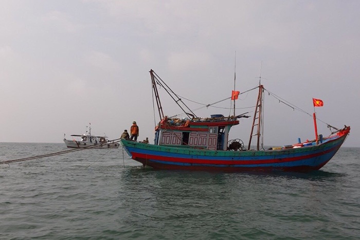 Tàu cá đánh bắt.