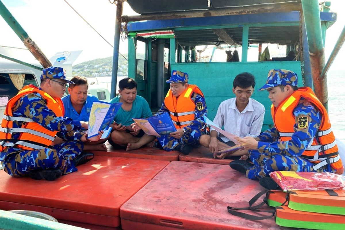 Đoàn thanh tra đang làm việc cùng ngư dân