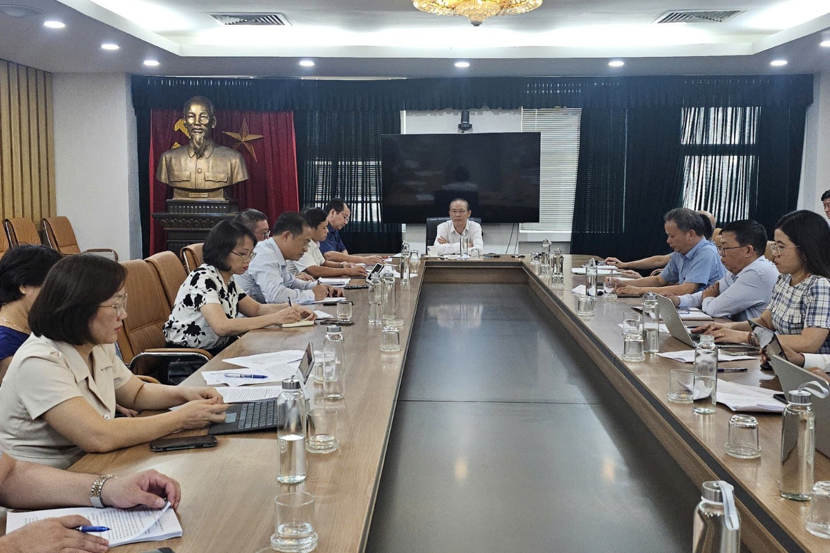 Thứ trưởng Bộ Nông nghiệp và Môi trường Phùng Đức Tiến chủ trì buổi làm việc với Cục Thủy sản và Kiểm ngư