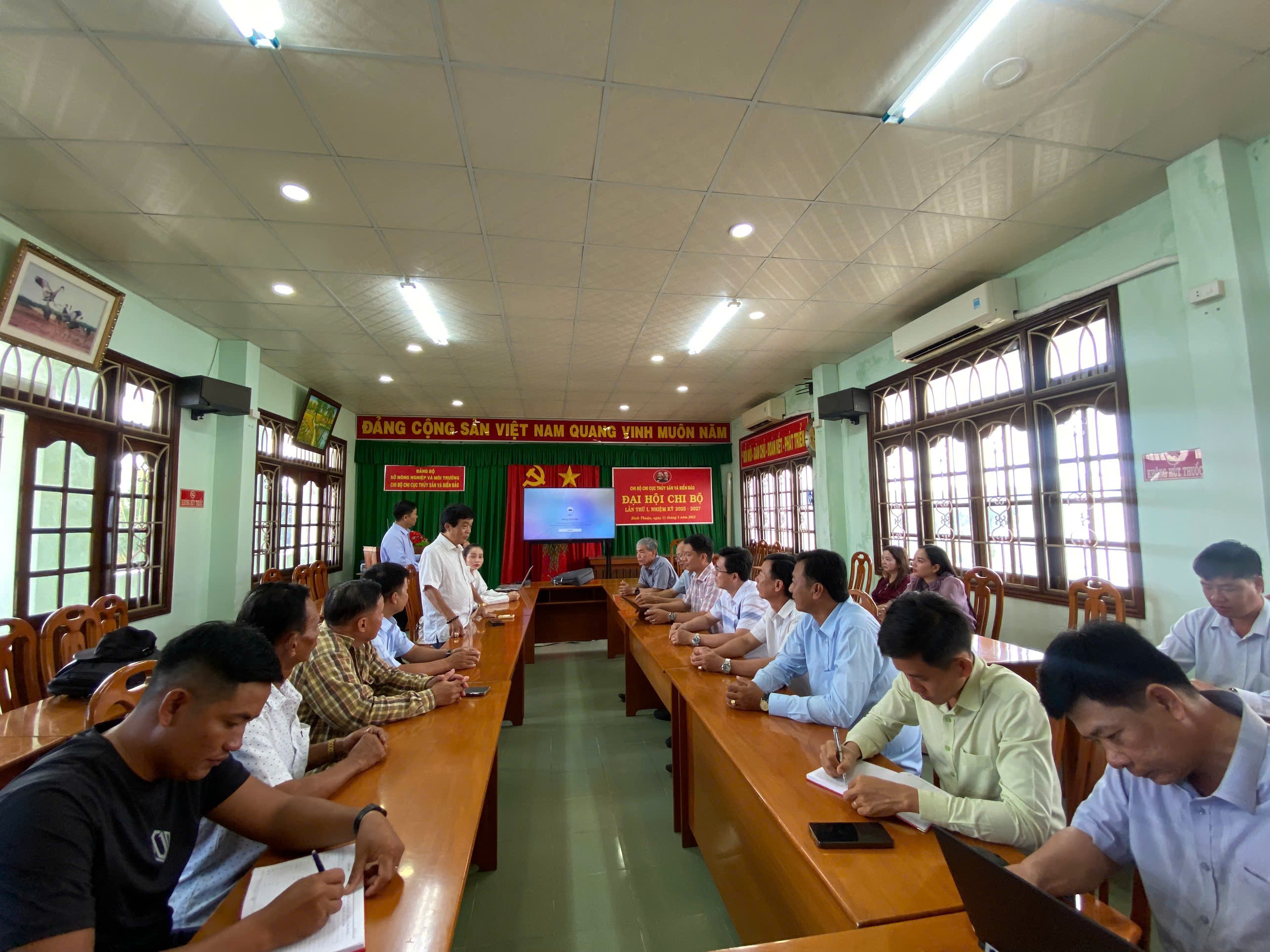 Ảnh: Ông Huỳnh Quang Huy-Chủ tịch Hội nghề cá Lâm Đồng chia sẽ về kinh nghiệm thực hiện đồng quản lý trong bảo vệ nguồn lợi thuỷ sản tại địa phương