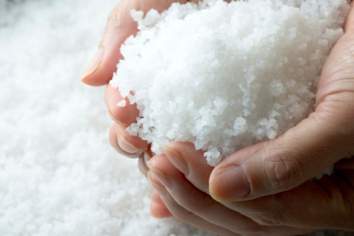 Muối giúp bổ sung các ion thiết yếu và hỗ trợ tạo môi trường nuôi an toàn hơn cho tôm