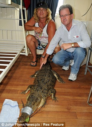 Phải đến sáng hôm sau ông Mark Nolan (phải) mới có mặt để giải quyết vụ việc