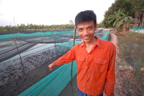 Dương Văn Cương bên vèo nuôi ếch Thái