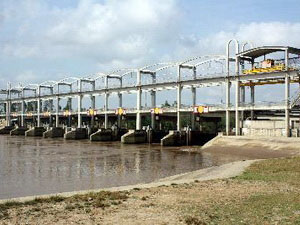 Đập ngăn mặn Cân Chông, huyện Tiểu Cần, Trà Vinh đảm bảo việc ngăn mặn trên tuyến sông Hậu. (Ảnh: Huy Hoàng/TTXVN)