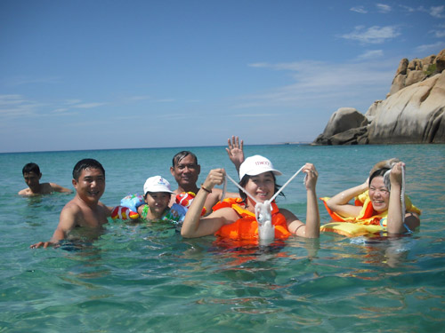 Du khách đến lặn biển, ngắm san hô ở Cù Lao Câu - Ảnh: Ảnh Minh Chiến
