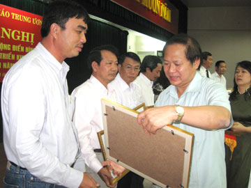 Đồng chí Trương Minh Tuấn, Phó trưởng ban Tuyên giáo Trung ương trao bằng khen cho đại diện DNTN Thủy sản Đắc Lộc - Ảnh: T.MẠNH