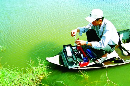 Đo các chỉ tiêu môi trường ao nuôi tôm