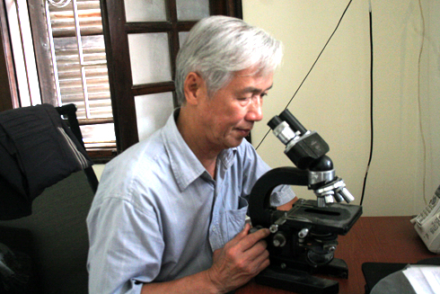 GS.TSKH Dương Đức Tiến nghiên cứu về tảo.