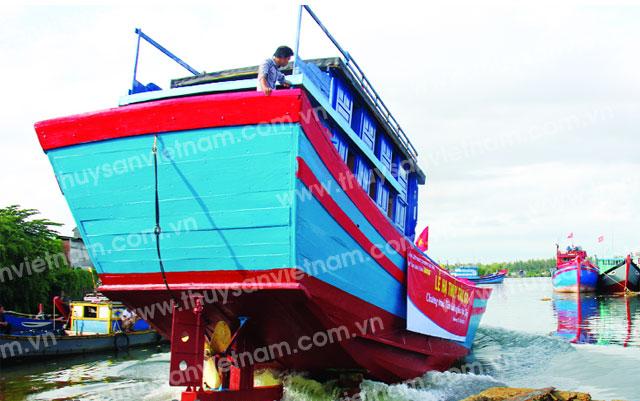 Tàu QNg 55003 hạ thủy để đi Hoàng Sa