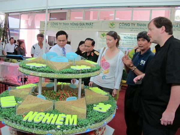 Khách tham quan, mua sắm các sản phẩm trưng bày tại hội chợ sáng 15-11- Ảnh: Thanh Xuân