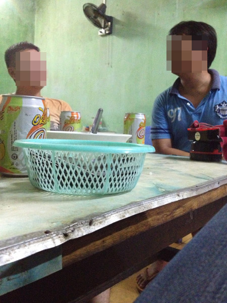 Phóng viên báo NNVN trao đổi với người Trung Quốc