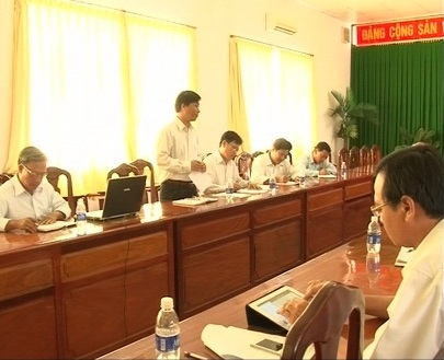 Buổi làm việc phân tích về những lợi ích,  hiệu quả sử dụng nước thải ao nuôi cá để tưới  lúa