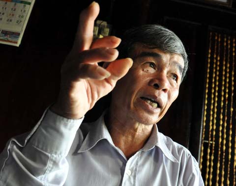 Ông Nguyễn Quốc Chinh, Chủ tịch Nghiệp đoàn Nghề cá An Hải kể về chuyện cá Voi cứu sống mình cùng 20 ngư dân trong bão năm 1991. Ảnh: Trí Tín.