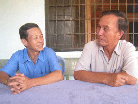 Ông Bạch Văn Liễu (bìa phải) đang kể về nghề nghe cá “nói chuyện” cho người dân trong làng chài nghe.