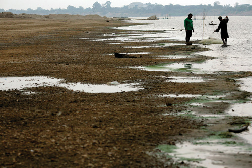 Người dân đánh bắt cá tại một đoạn của sông Mê Kông
