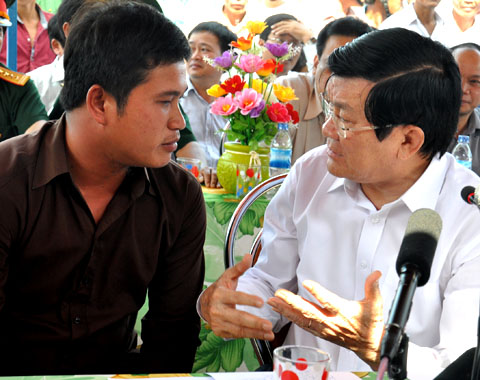 Chủ tịch nước Trương Tấn Sang trò chuyện cùng ông Bùi Văn Phải, chủ tàu cá bị tàu Trung Quốc bắn cháy cabin ở vùng biển Hoàng Sa vào sáng 20/3. Ảnh: Trí Tín.