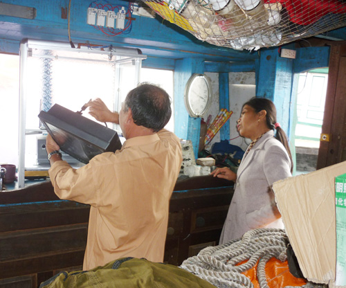 Lắp đặt hệ thống máy dò ngang trên tàu. Ảnh: B.L