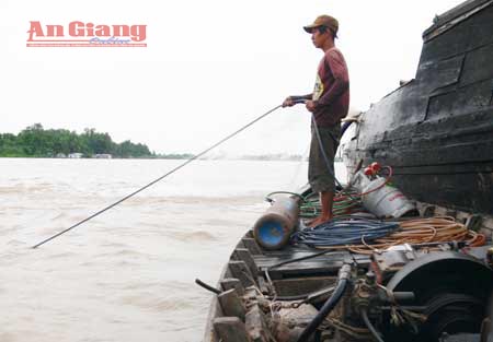 Chuẩn bị dây kéo thợ lặn khi gặp sự cố