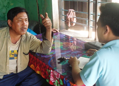 Ông Huỳnh Văn Ném (trái) mong muốn sớm tìm ra nguyên nhân khiến 3 ao tôm gia đình bị chết trắng