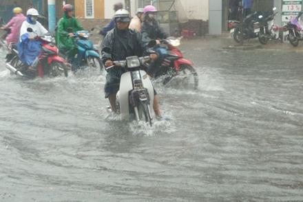 Sáng nay, 12-11, mưa lớn ở Đà Nẵng, khiến đường phố biến thành sông. (Ảnh: Internet)