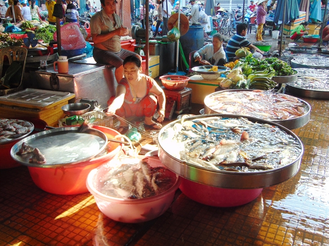 bán cá ngoài chợ