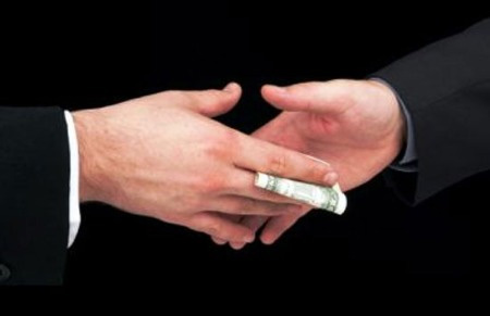 bắt thanh tra sở trà vinh nhận hối lộ