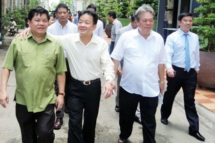 Sau nửa năm điều hành Công ty Bình An, ông Trí (trái) đã giao quyền điều hành cho người khoác vai mình là Chủ tịch SHB Đỗ Quang Hiển. Đây chính là ngân hàng tham gia tái cơ cấu toàn diện Bianfishco.