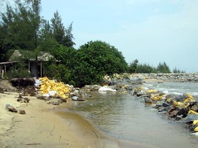 Dân loay hoay vì biển lại nuốt nhà