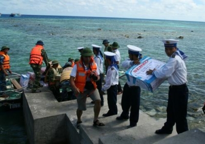 Quà từ đất liền đến với Trường Sa