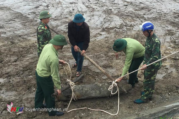 bom trong đầm tôm ở Nghệ An