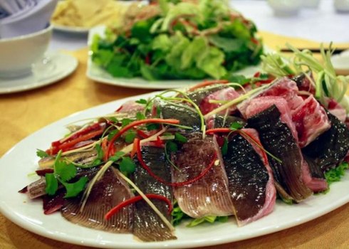 Thịt cá đuối còn tươi, làm sạch và thái thành từng khúc vừa ăn. Ảnh: V.T.