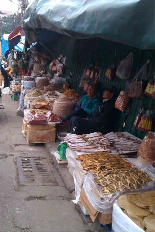 Một số loại cá khô không có mùi tanh hoặc mùi thơm của nắng mà có mùi hơi hắc rất khó chịu của chất bảo quản hay một chất hóa học nào đó.