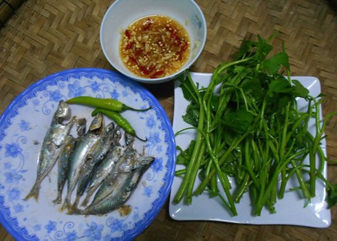 Cá nục hấp cuốn bánh tráng là món ăn dân dã của người miền Trung. Ảnh: N.D.