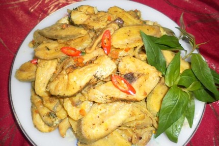 Cá tràu xào chuối tiêu xanh.