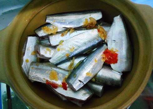 Cá trích kho giấm là món ăn bình dị trong bữa cơm của người miền Trung.