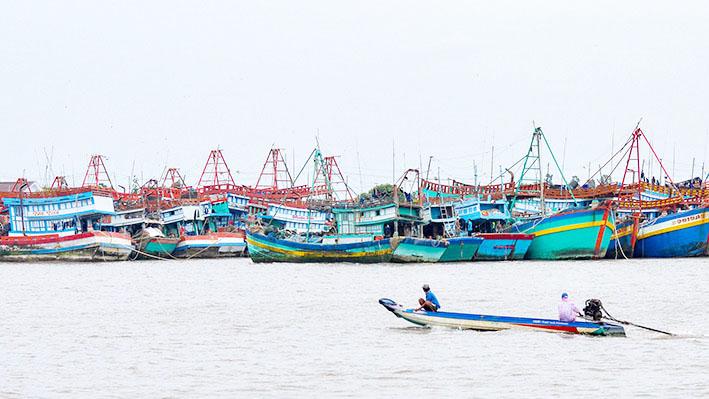 Bão tan, vẫn duy trì lệnh cấm biển