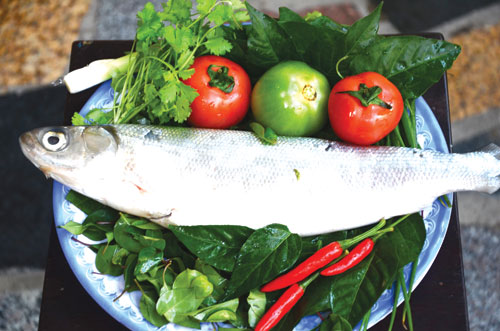 Cá chua nấu đọt rau rừng