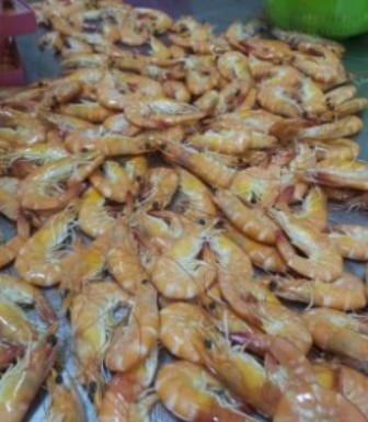 cảnh chế biến tôm