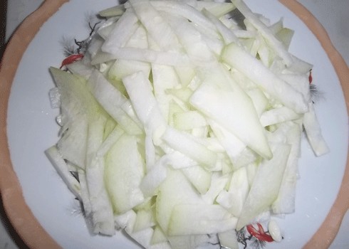 Dưa hường gọt bỏ, thái thành từng lát mỏng vừa ăn. Ảnh: P.T.