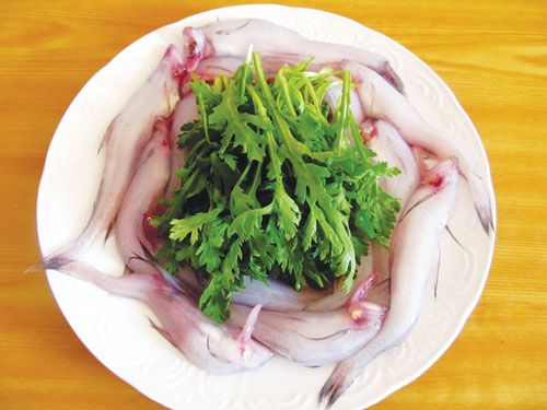 Cá khoai và rau tần ô chuẩn bị nấu canh - Ảnh: Tuy An
