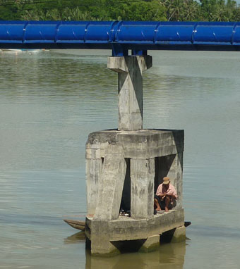 câu cá, trụ ống dẫn nước