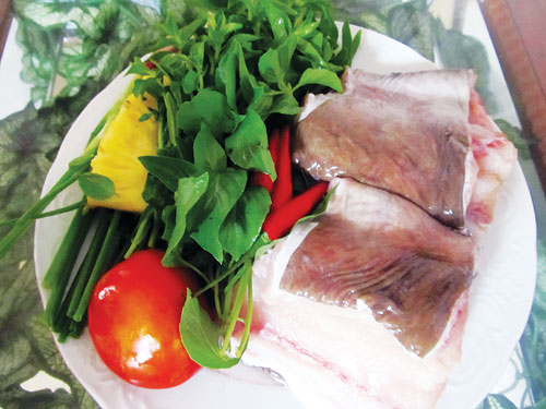 Chình biển chuẩn bị nấu canh chua - Ảnh: Tuy An