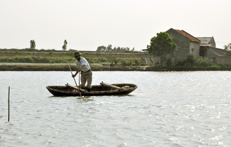 Ông Nguyễn Văn Khang, khu 12, xã Hà An (Quảng Yên) đang kiểm tra các thông số kỹ thuật về nguồn nước để chuẩn bị thả giống cho vụ nuôi năm nay.