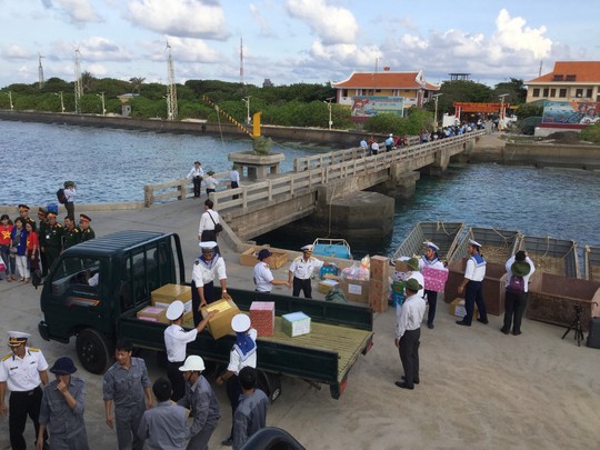 chuyển quà cho quân dân