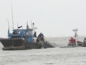 Cứu 4 ngư dân trong một gia đình khỏi bị chìm tàu