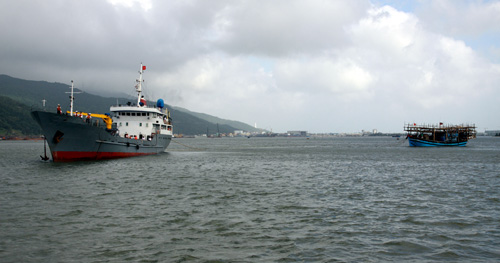 Tàu Hải quân của Bộ Tư lệnh Vùng 3 Hải quân lai dắt&nbsp;&nbsp;tàu cá bị nạn vào bờ an toàn - Ảnh: Nguyễn Tú