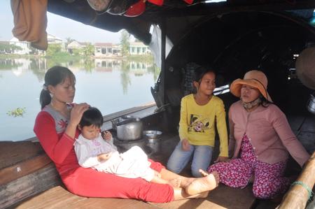 Cư dân vạn đò Thủy Phú sống trong thiếu thốn, môi trường ô nhiễm