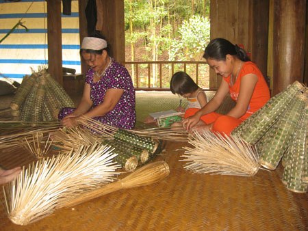 Đồng bào Dao, Tày học đan rọ tôm
