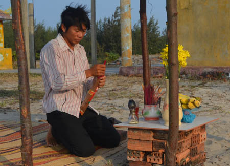 dâng hương cho "ông".