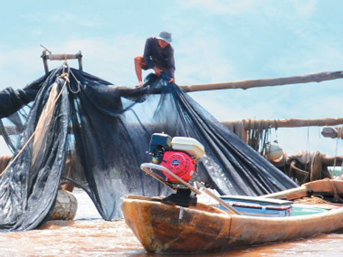 Dỡ đáy mành trên sông Cửa Lớn.